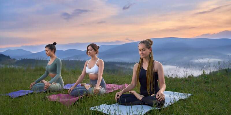 FitReisen - Yoga in Österreich in den schönsten Hotels in den Bergen. Jetzt Yoga Urlaub in Österreich buchen und die wunderbare Natur genießen.